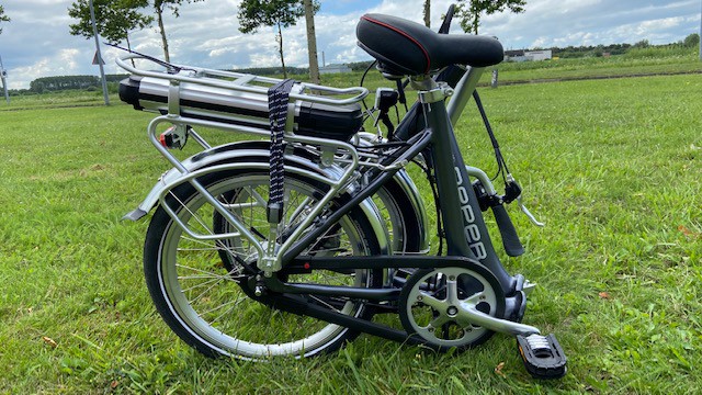 Peper vouwfiets, zij aanzicht opgevouwen.