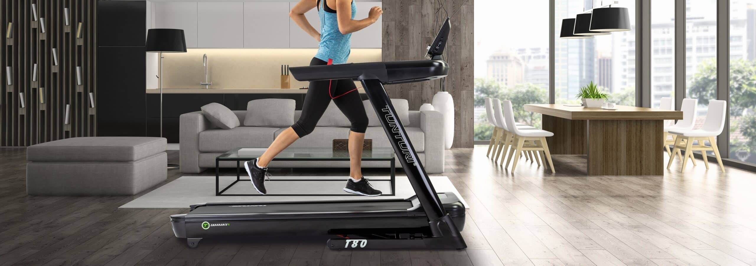 Persoon aan het hardlopen op een loopband van Tunturi.