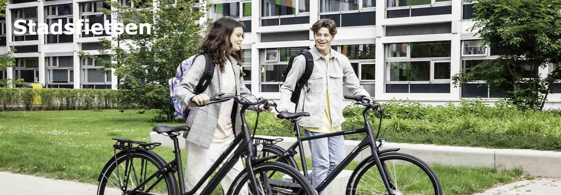 Stadsfietsen, jonge en meisje staan naast hun mooie Giant