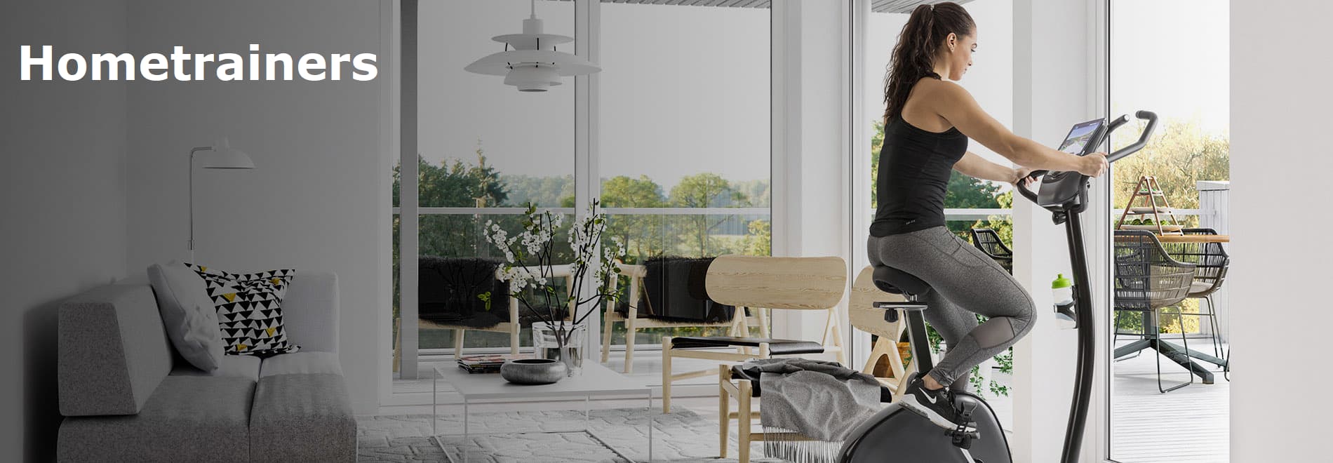 Sportieve dames zit op een Tunturi Hometrainer