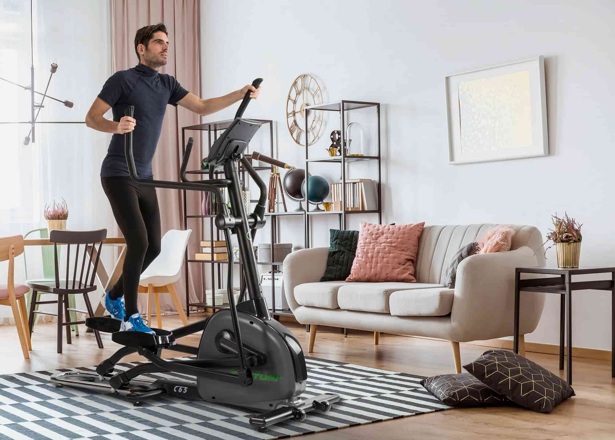 front-driven-crosstrainer (1) Tunturi Crosstrainer, man actief bezig in woonkamer