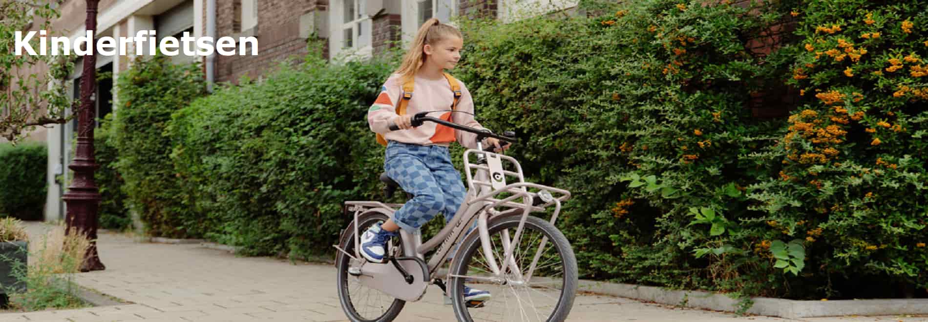 Meisje aan het fietsen door de straat op een Cortina fiets.